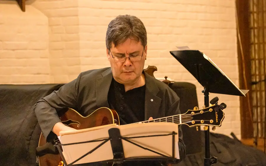 Music group consisted of three members, the pianist John Shwerwood, the guitarist Reg Schwager and the contrabassist Duncan Hopkins