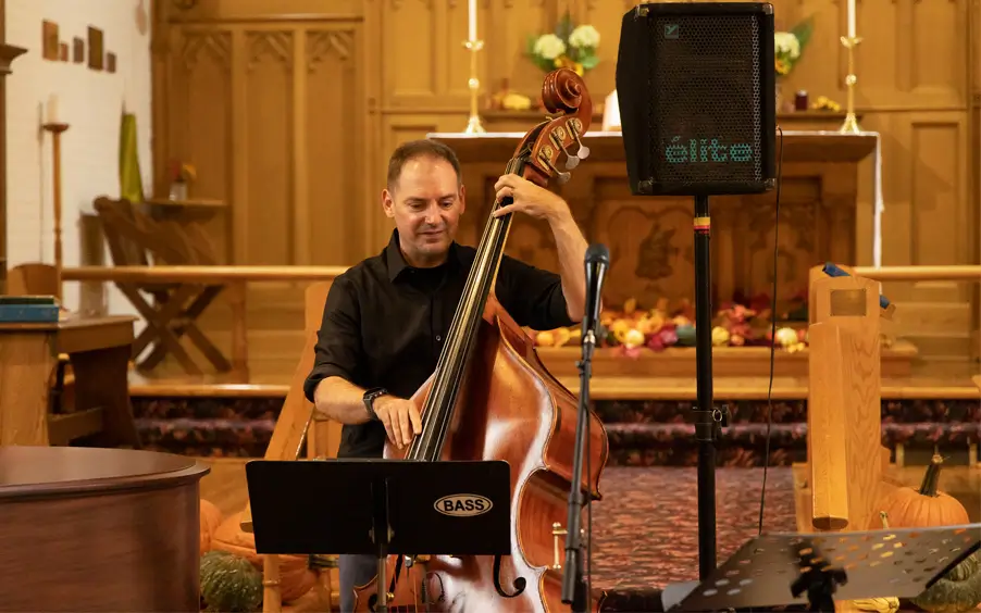 Music group consisted of three members, the pianist John Shwerwood, the guitarist Reg Schwager and the contrabassist Duncan Hopkins